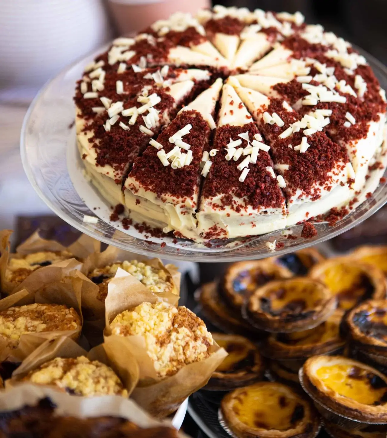 Red velvettaart en muffins