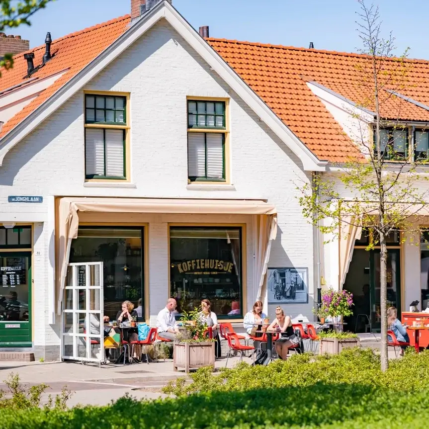 Voorzijde pand Koffiehuisje met terras in de zon